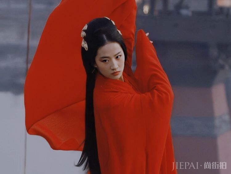 刘亦菲原来没演过清宫戏!看到她换上“甄嬛装”,终于明白为啥了