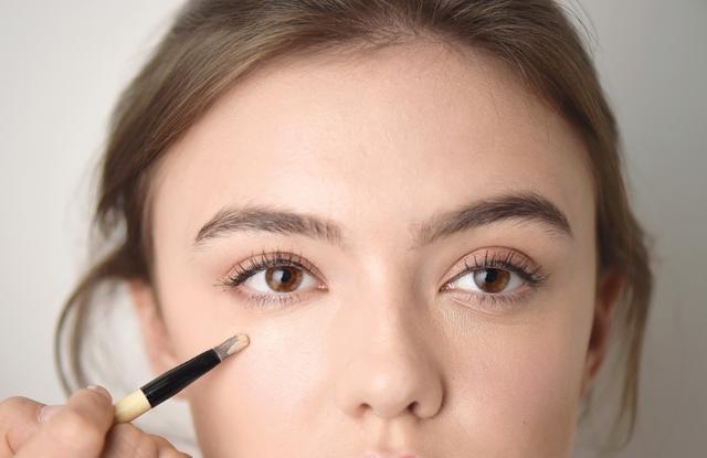 女生忙着出门不化妆可不好,教你快速画个好看淡妆