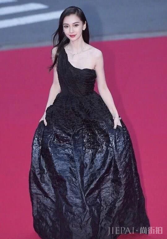 当杨颖遇上林允儿,黑色礼服VS红色礼服看谁搭配更好看