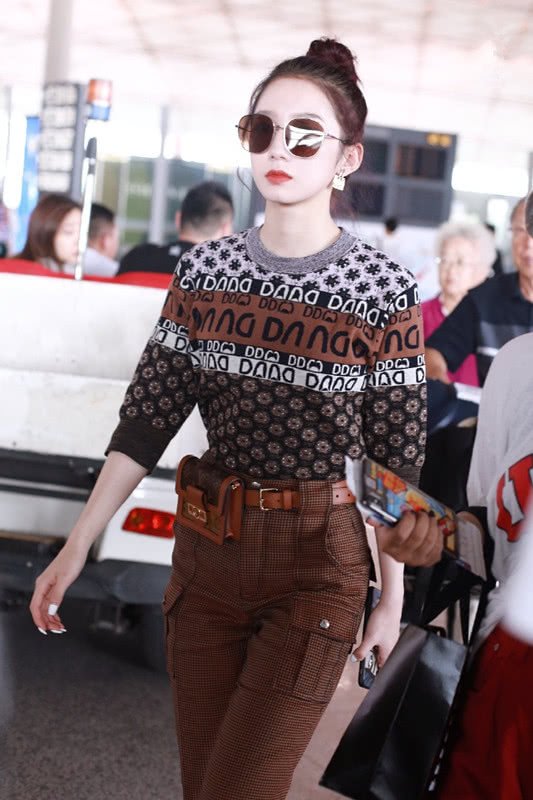 孟美岐穿咖啡色工装裤搭小皮鞋，看完大秀更时髦了！