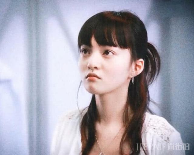 她是歌坛铁娘子，偶像剧女王，被亲妈诬陷吸毒，沉寂11年自信回归