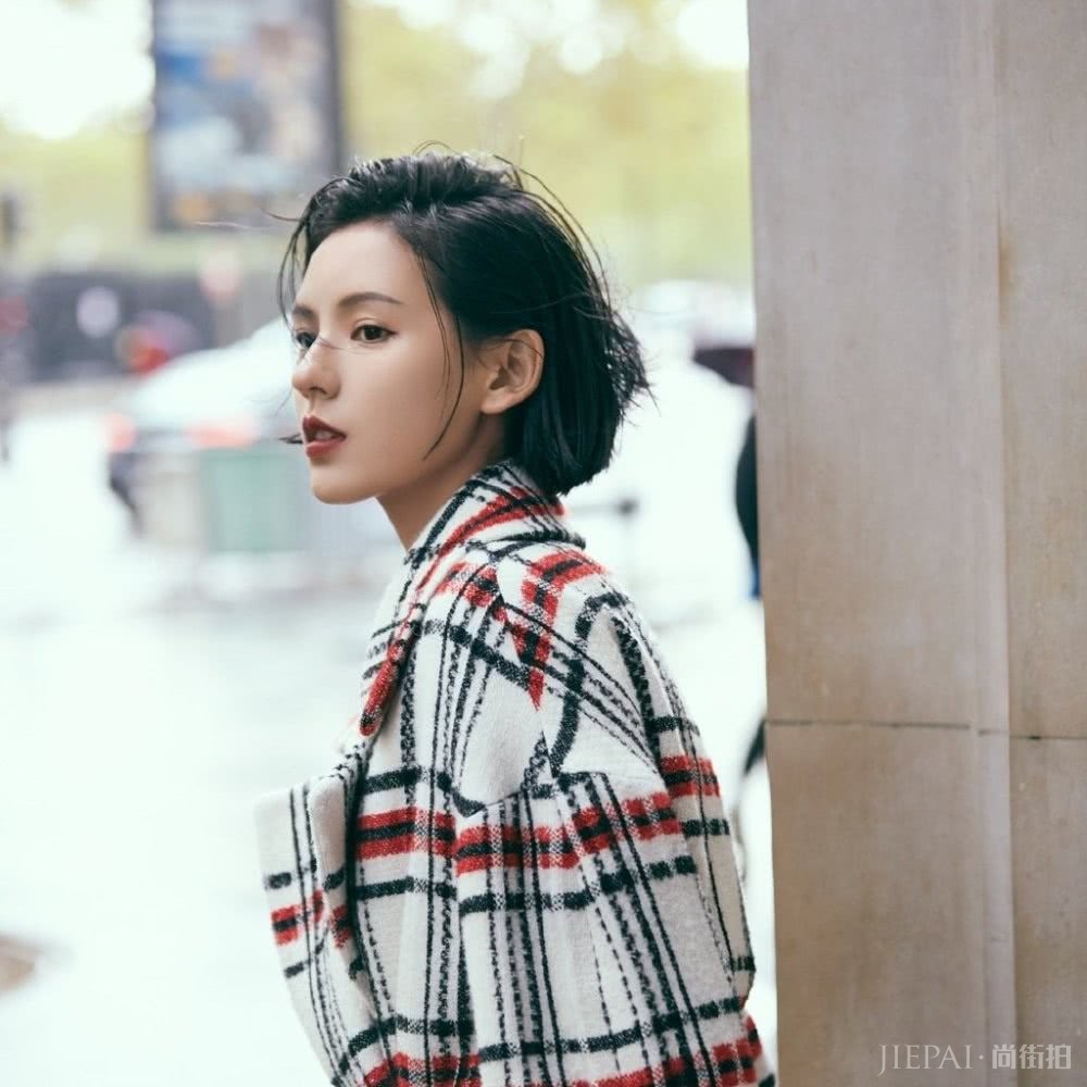 张予曦穿格纹呢子外套玩下衣失踪,配短发霸气十足