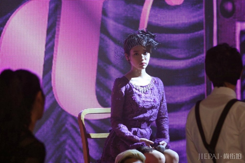 IU也太爱紫色了,从话筒到上衣再到裙子,统统都用紫色