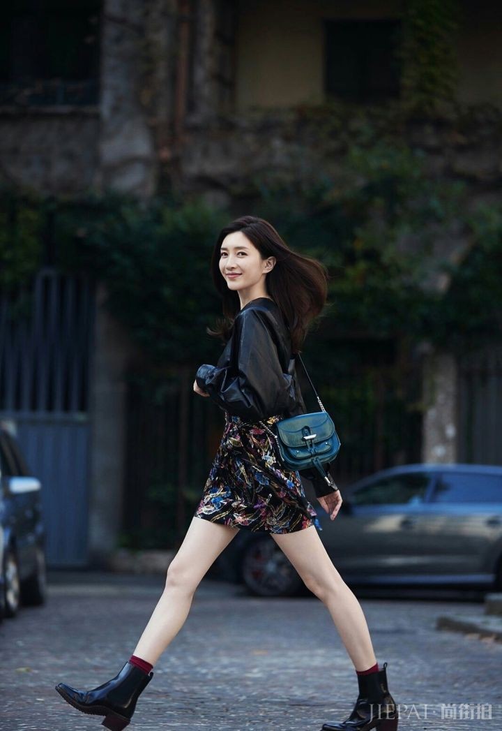 江疏影初秋街拍 白毛衣搭配皮裤随性又时髦