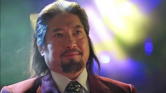 成龙在外面怎么装都行,却一直被洪金宝欺负,让成龙给他擦鞋,搓澡