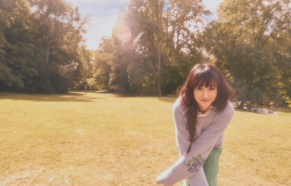 郑爽穿毛衣扎麻花辫,一下美成小精灵