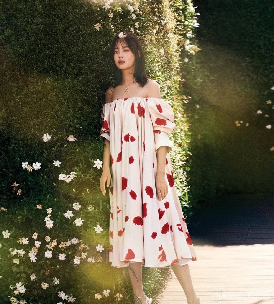 辛芷蕾写真照穿灯笼袖渐变色连衣裙，赤脚秀美腿吸睛十足