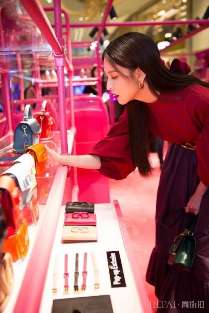 宋妍霏私服穿搭简约时尚温柔慵懒，不愧为新生代带货女王