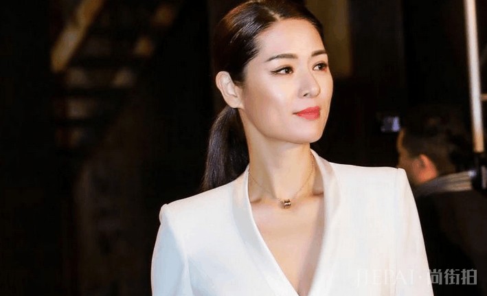 曾是“中国第一模特”,嫁给央视导演后离婚,45岁去乡下种植蘑菇