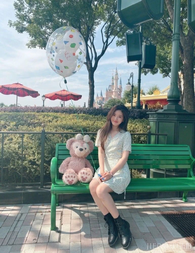 赵露思穿卫衣紧身裤,身材46分却是非常的甜美可人