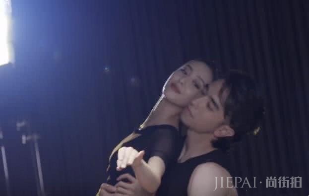 佟丽娅跳舞再现“巴掌腰”，紧身T恤配橘色半裙，58CM腰围不虚