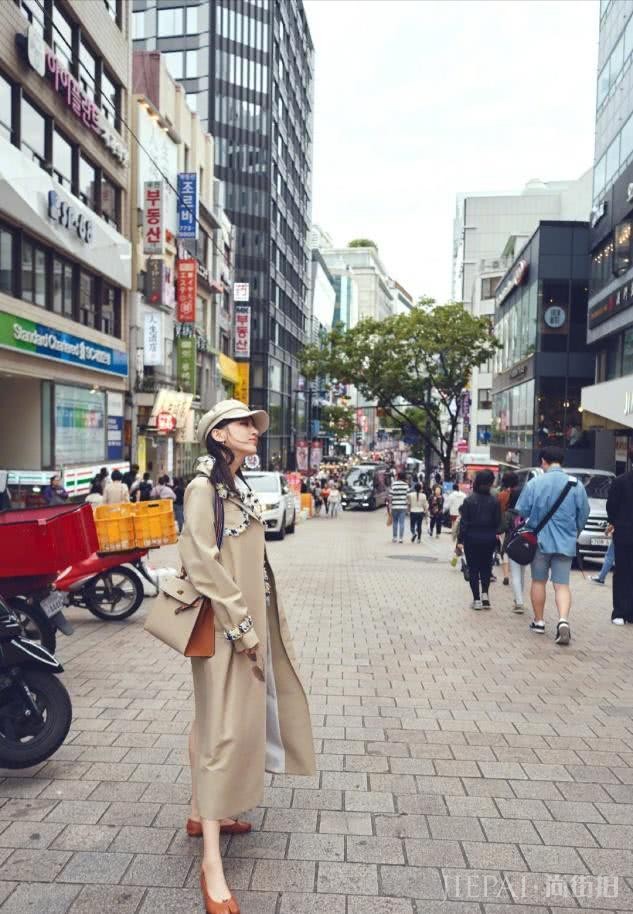 黄圣依颜值高身材好还会穿,36岁穿搭依旧像少女