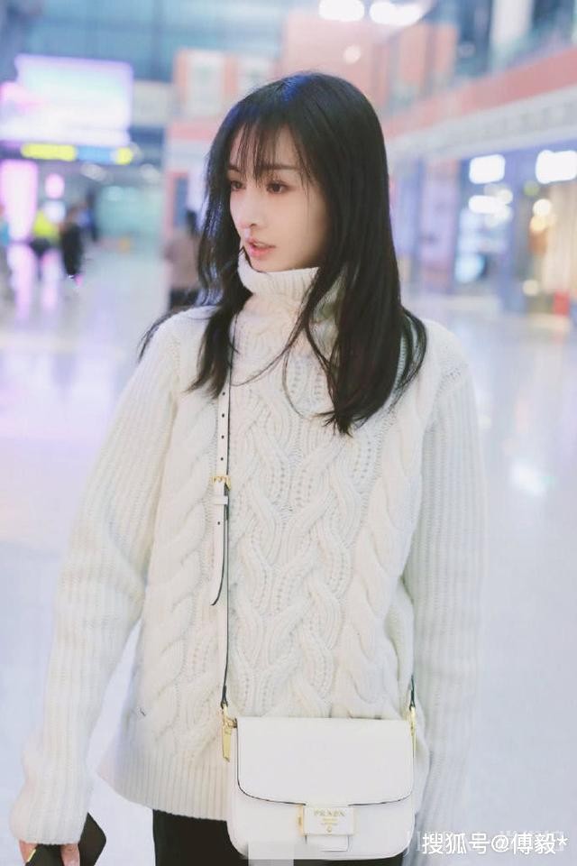 郑爽现身机场,颜值重回小仙女时期,鼻头发红引热议