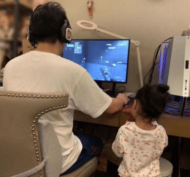 陈赫玩着游戏被女儿关电脑，嘟囔了3个子，网友：“女儿奴”！