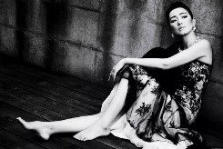 71岁老公把她宠上天!54岁巩俐甩开张艺谋阴霾,放飞自我变身小公主