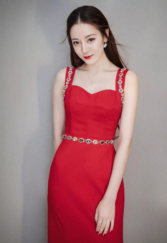 明星穿中国红谁最帅？肖战成儒雅公子，王一博炫酷，张艺兴最大胆