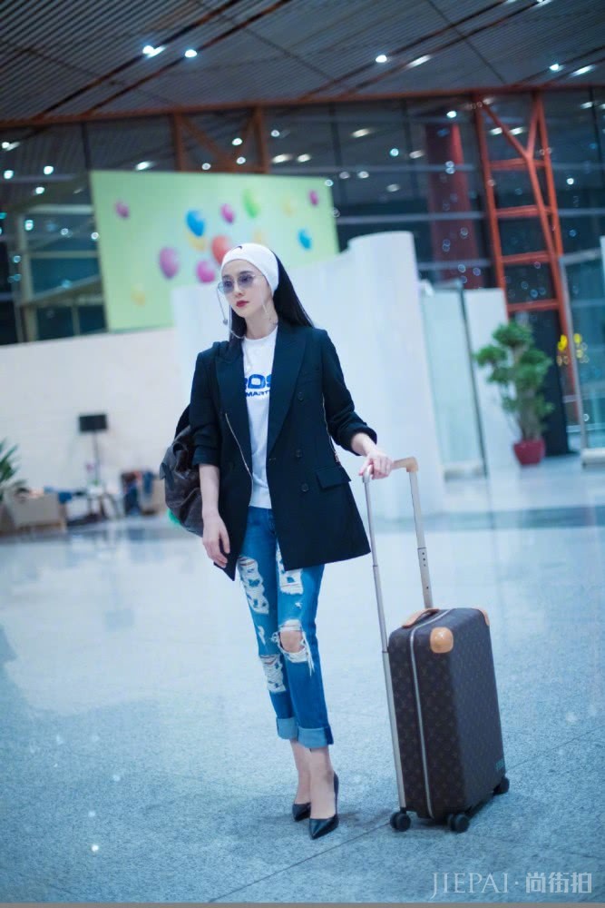 范冰冰复出后再度惊艳众人,烫钻西装配长裤颜值回春气场仍似女王