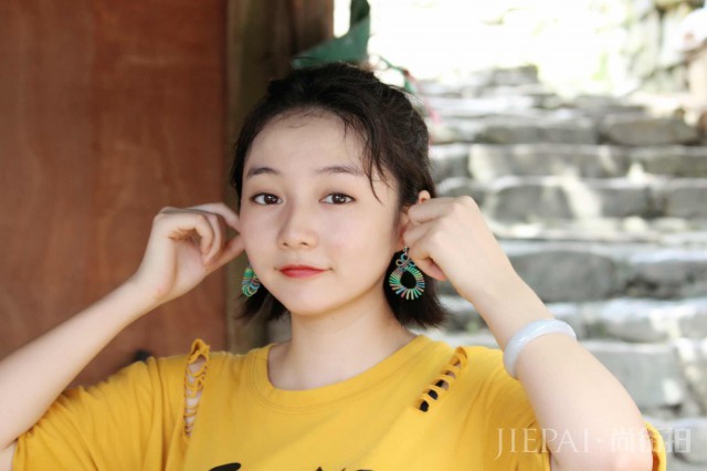 到肩膀的头发怎么扎好看 其实这样做让你看起来更美