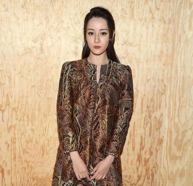 中国女星时装周外媒图：娜扎起痘痘，热巴像孕妇，她成全场最佳