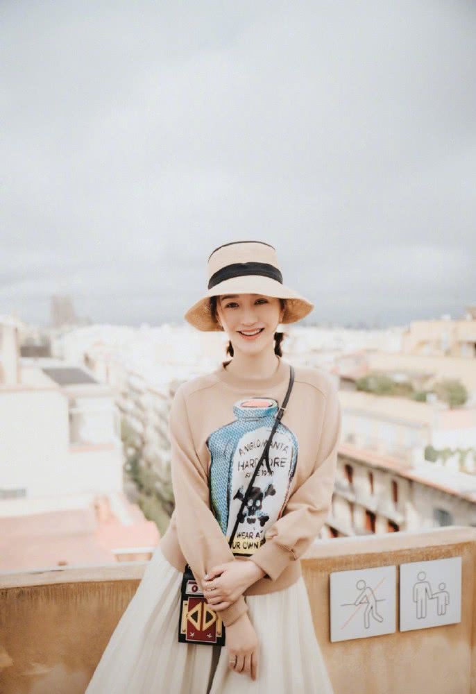 李小冉穿卫衣戴圆草帽,对着镜头甜笑美成初恋