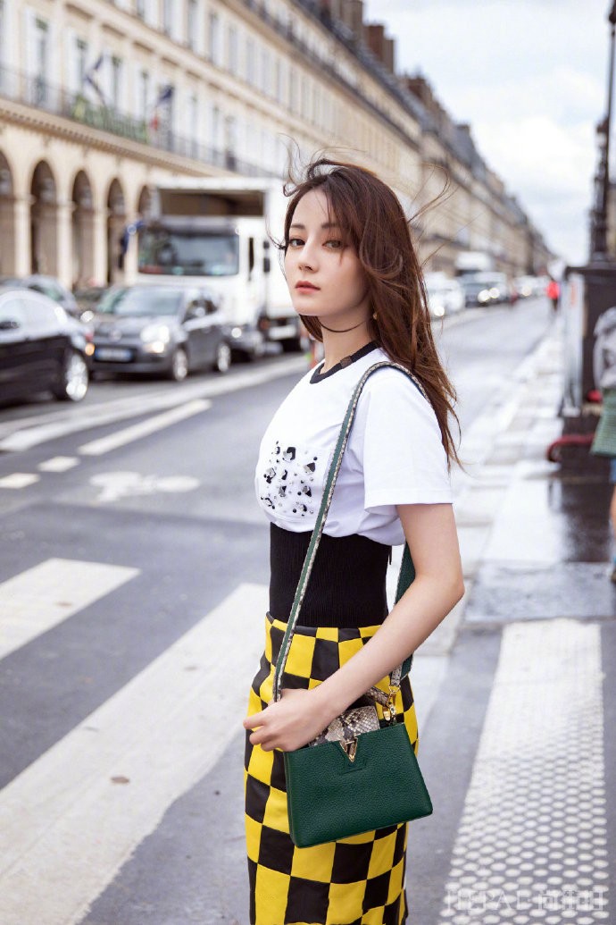 迪丽热巴街拍图片好奢侈，穿6650T恤配3万拼色半身裙，蚂蚁腰太惊艳