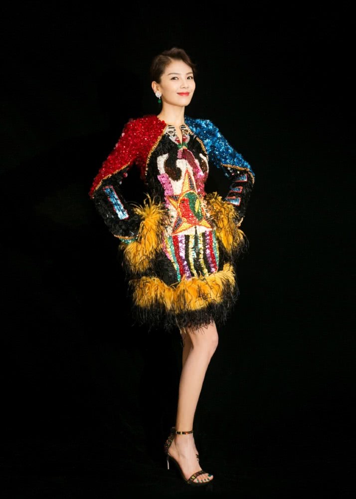 刘涛穿西装配亮片长裤，显高还个性十足