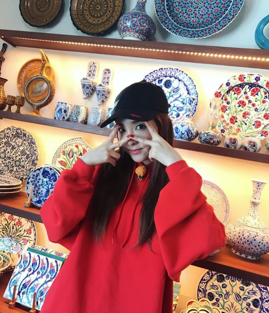 韩圈童颜代表成时装周常客，连灿烈也是迷弟，皮肤身材都好绝