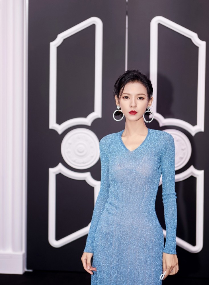 张予曦穿宝石蓝修身长裙配高跟鞋,戴大耳环优雅迷人