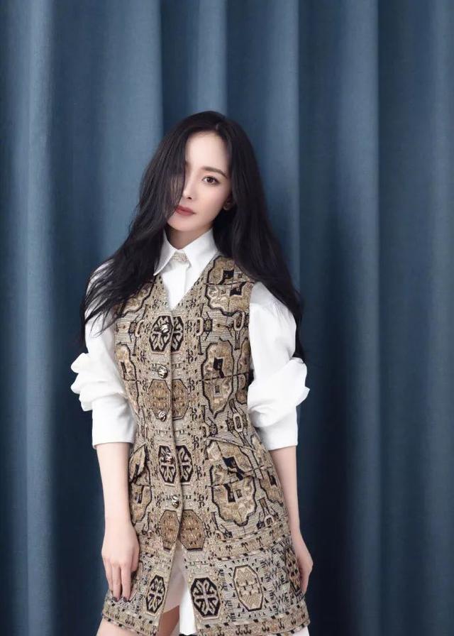 杨幂穿深V红裙拍杂志大片，妖冶艳丽超迷人 ，真是时尚界的宠儿！