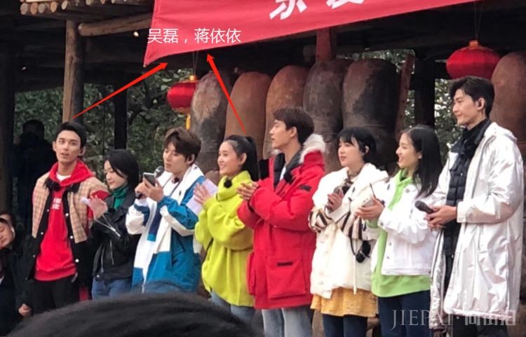 路人镜头下李兰迪阚清子身高齐平,蒋依依素颜吸睛,她终于和吴磊