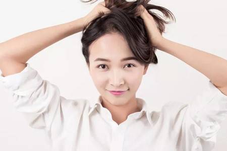 女生头发易出油要注意,可能是脱发的前兆