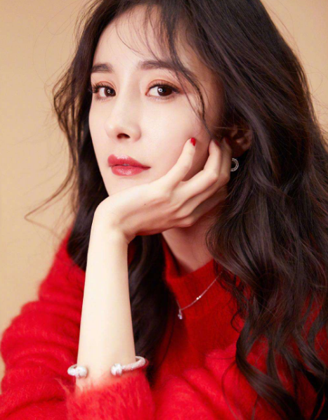 杨幂为什么总喜欢卷发出境？看完她的造型后，秒懂！