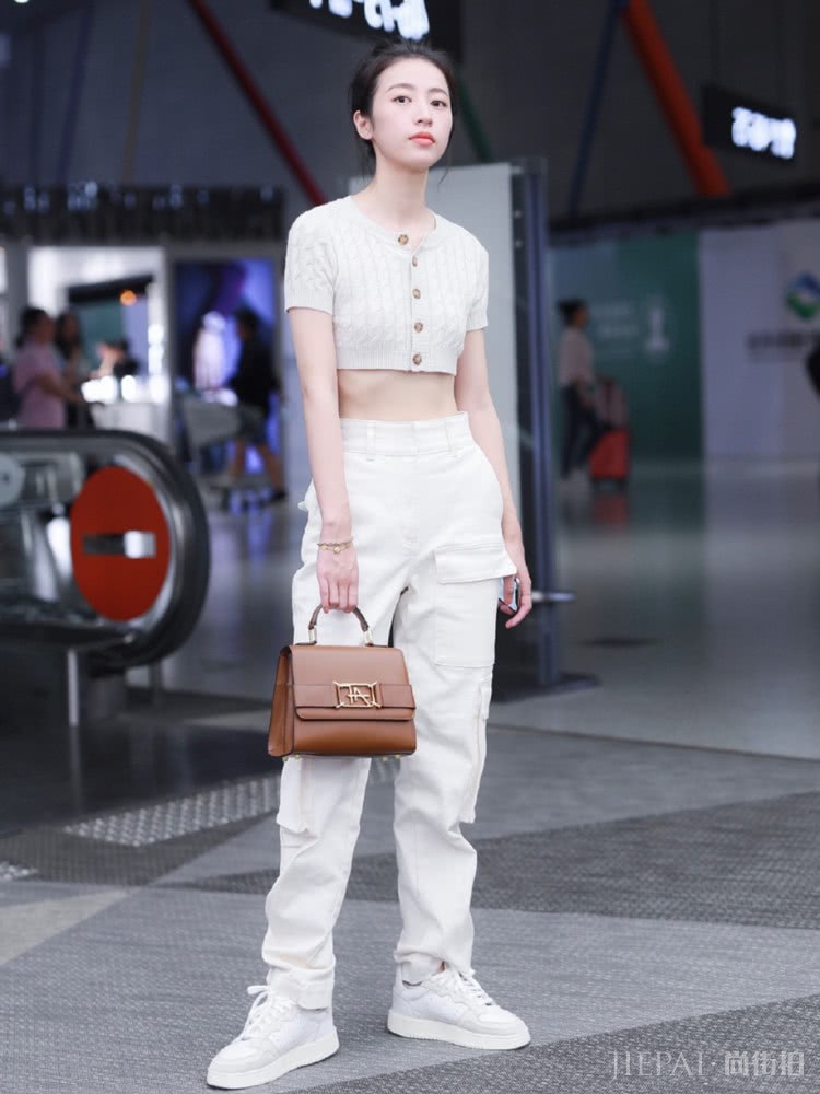 周雨彤阔腿裤搭配毛衣，腿长一样穿得惊艳