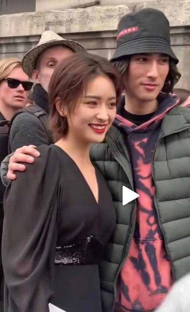 时装周女明星生图：郑爽瘦到眼睛凹陷，沈月玩突破，孟美岐成路人