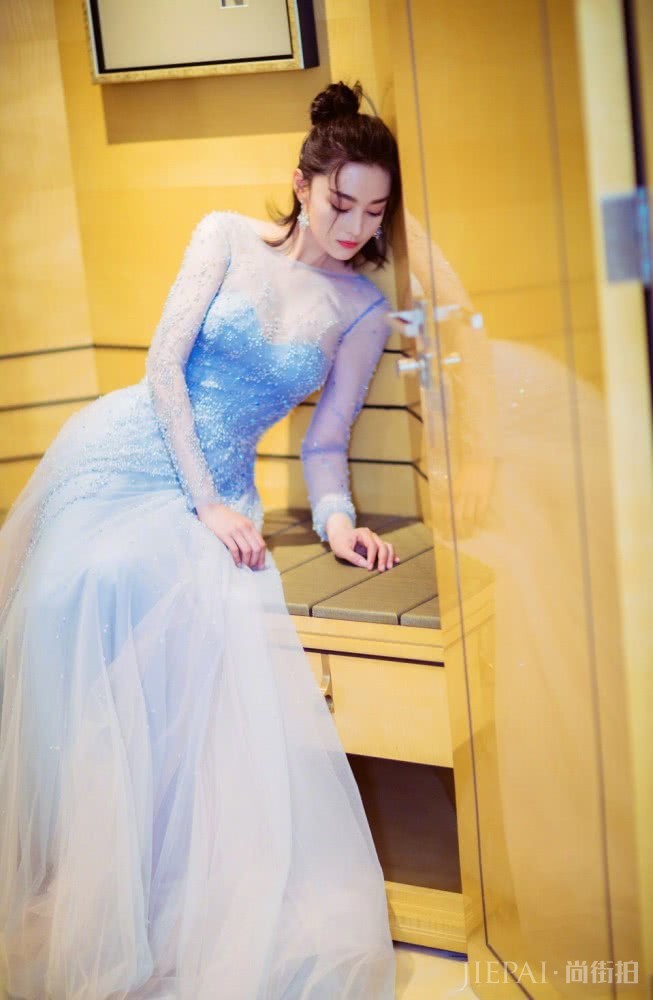 张馨予最新造型穿西装配连体裤,玩冰雪妆酷起来比男人还MAN