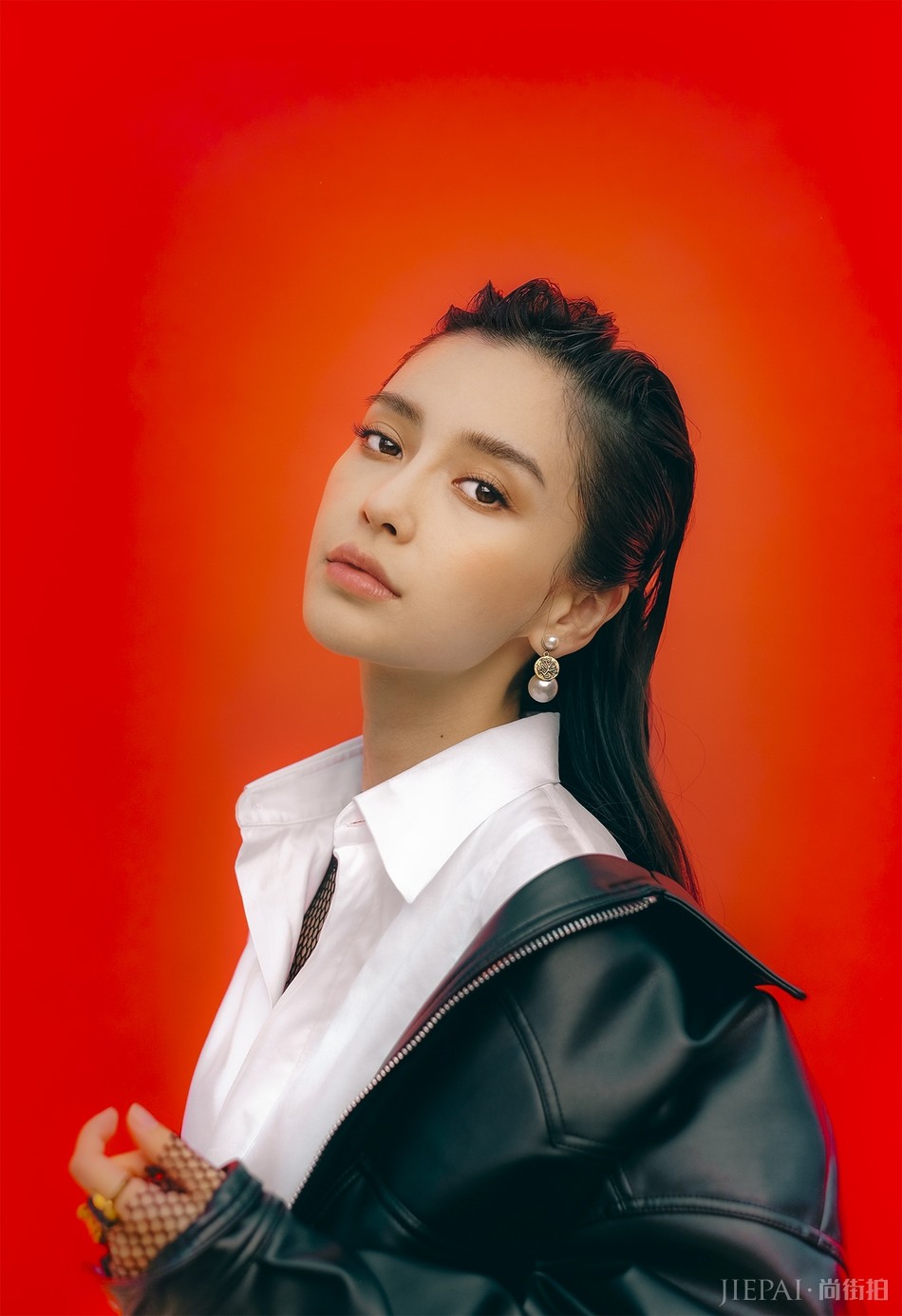 杨颖最新大片写真,不玩甜美挑战中性风格,大背头侧颜酷似李冰冰