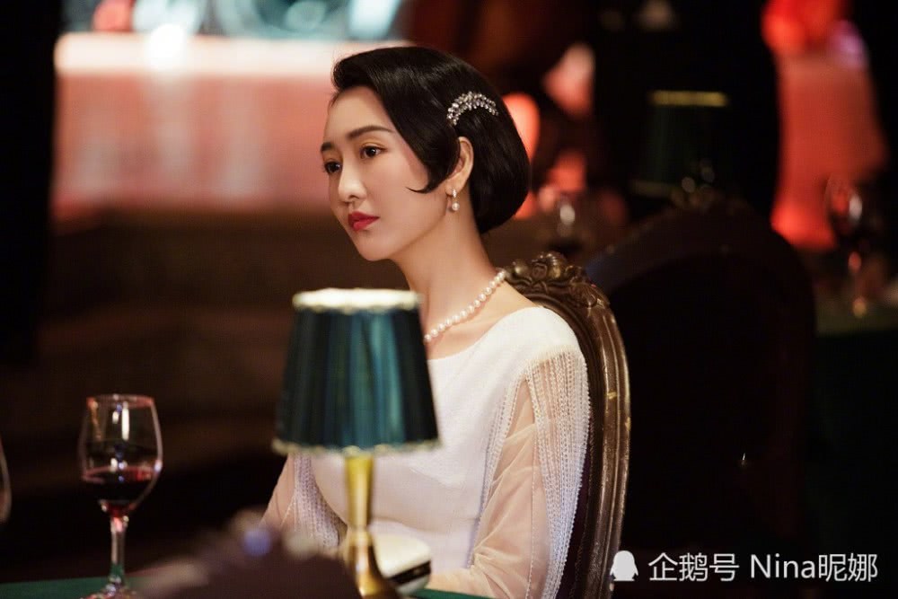 王鸥扎丸子头穿粉色比杨幂还嫩，37岁美过18岁小朋友