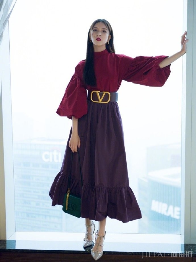宋妍霏时尚感太强,这次的红和绿撞色果然非常好看