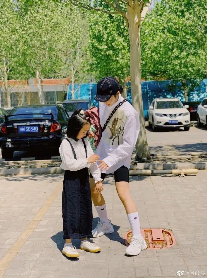 圣姑何彦霓生活照清新自然，穿搭休闲时尚