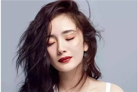 1564981250639356.jpg 女生显脸小的三种发型,微卷中分修饰脸型