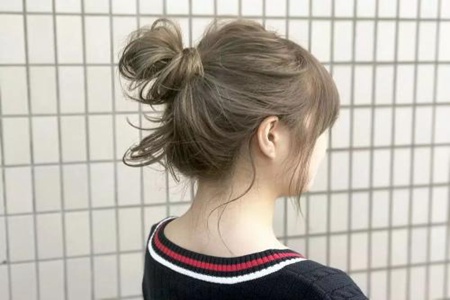 今年最流行的发色，显白显年轻，黄皮女生不会踩雷的染发