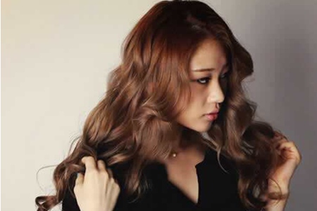 1557812042201734.jpg 巧克力发色亮白肤色,夏日三款甜蜜发色时尚来袭