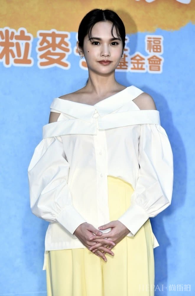 杨丞琳穿个性白衬衣配嫩黄色阔腿裤,说她18岁都嫌大