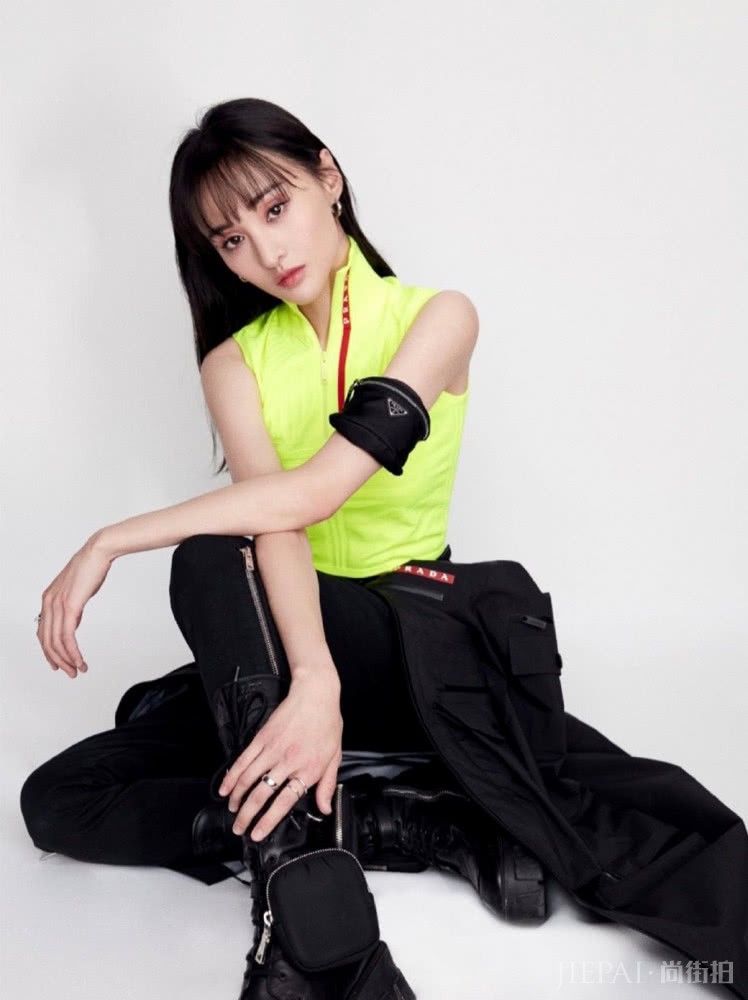 长胖了的程潇穿无袖背心撞衫郑爽,居然还一点不输!