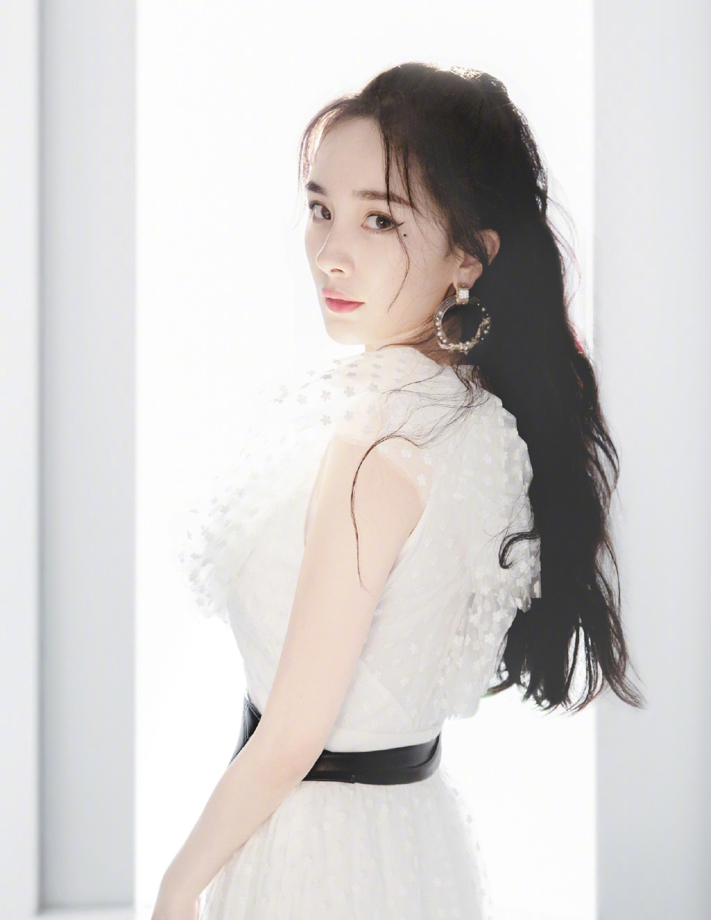 杨幂穿白色连衣裙温柔性感图片