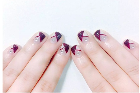 闪亮美甲黏贴小钻才好看，精致指甲图案打破夏季沉闷