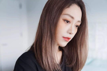 今年最流行的发色，显白显年轻，黄皮女生不会踩雷的染发