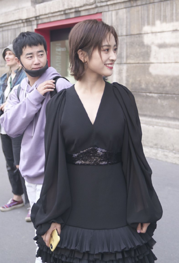 沈月穿搭换了风格，暗黑系妆容轻松驾驭