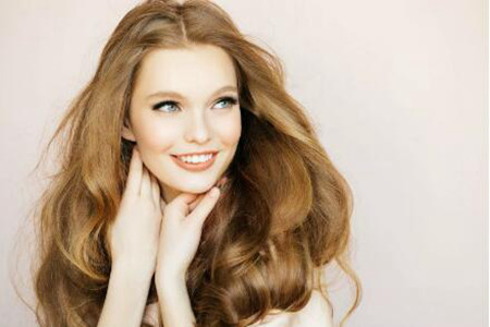 女性头发出油怎么办？日常洗头这几点需注意