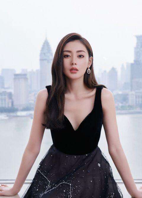 张天爱穿搭大变样,秀出不同造型堪称完美,驾驭各种风格成经典